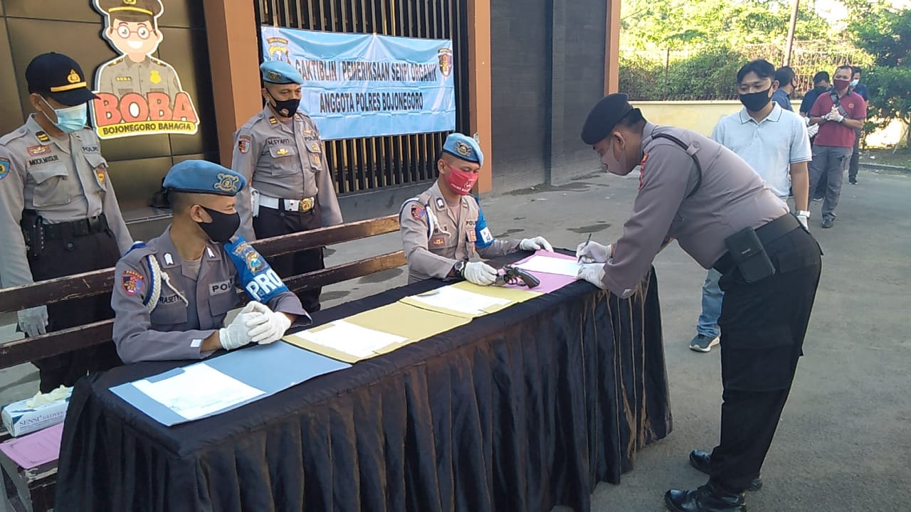 Cegah Penyalahgunaan Senpi, Propam Polres Bojonegoro Cek Senpi Anggota