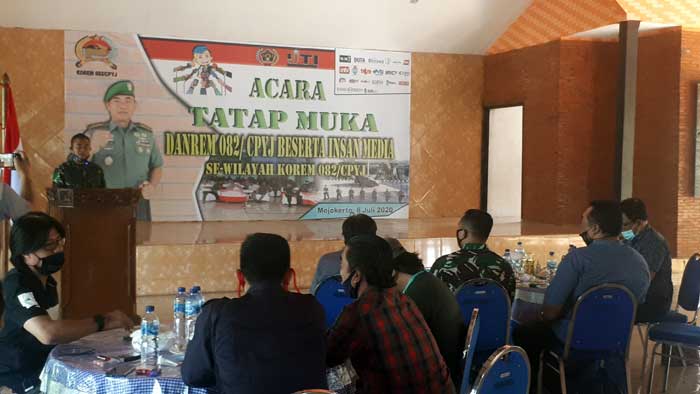 Danrem 082/CPYJ Bersama Wartawan Komitmen Perangi Hoax