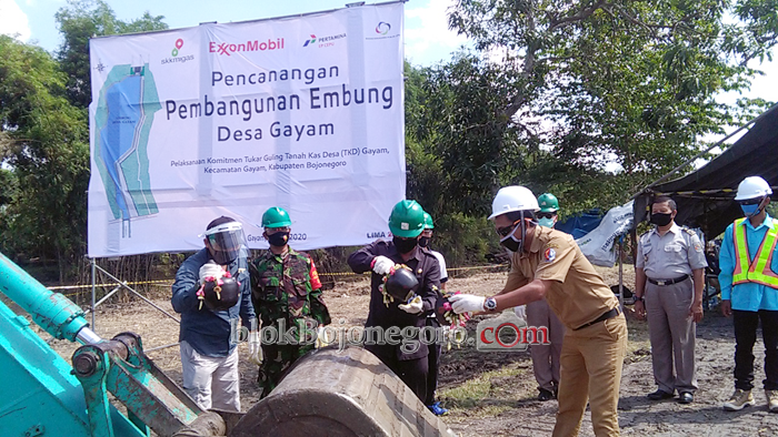 Pecah Kendi Sebagai Tanda Dimulainya Pembangunan Embung