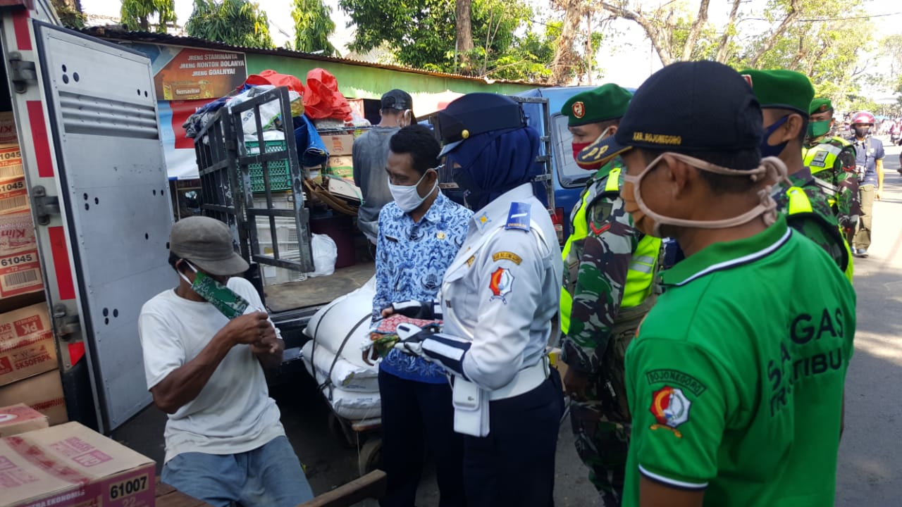 Sebaran Covid-19 Masih Tinggi, Bagi Masker untuk Masyarakat