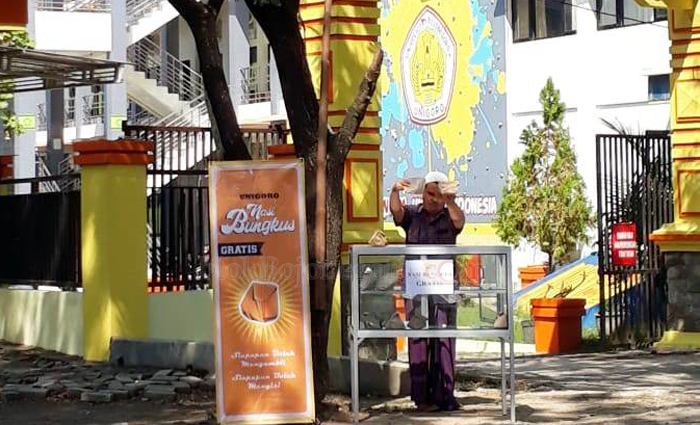 Jum'at Berkah, Unigoro Bagi Nasi Bungkus Gratis