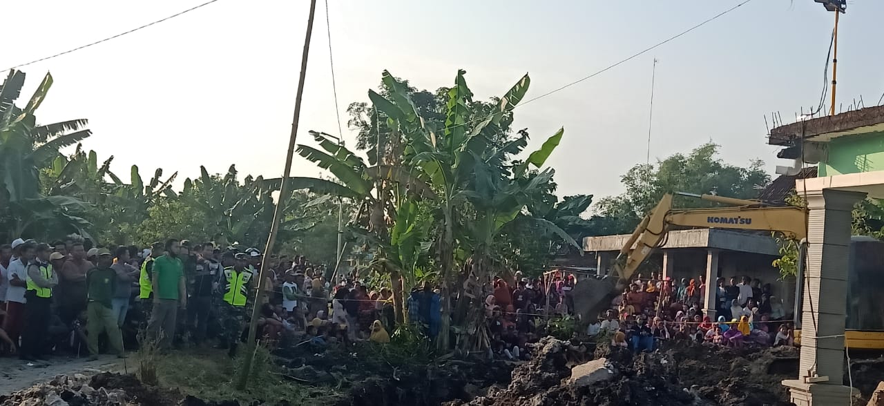 Evakuasi Datangkan Alat Berat