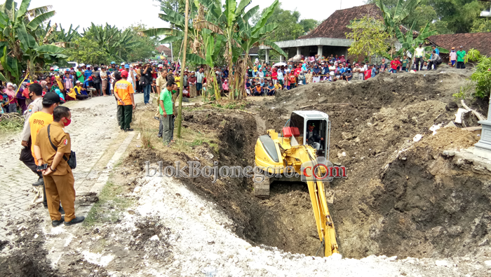 Mencari Korban, Satu Alat Berat Diterjunkan untuk Menggali Tanah