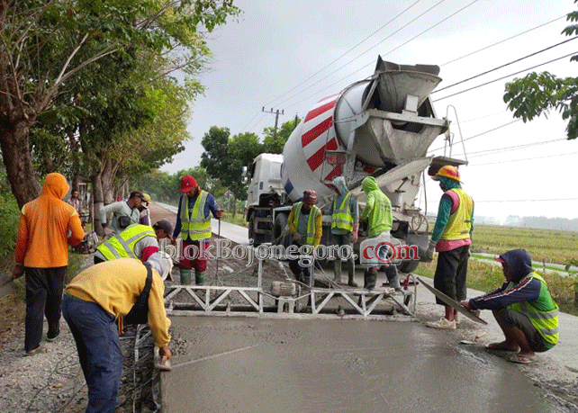 Ruas Sroyo-Nglinggo Sudah 25,3% Dikerjakan