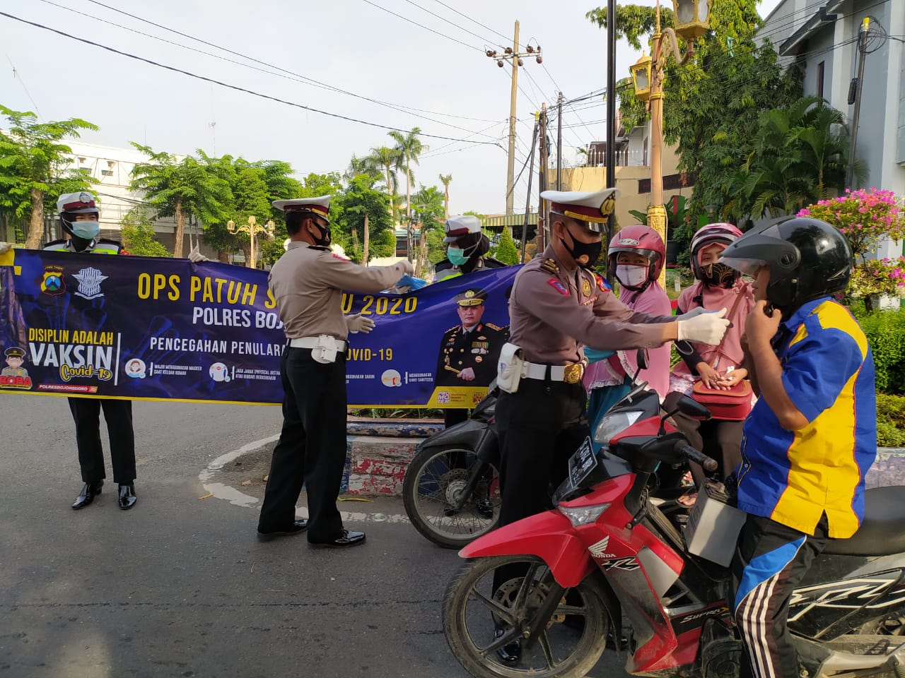 Hari Kedua Operasi Patuh Semeru, Polres Bagi Masker