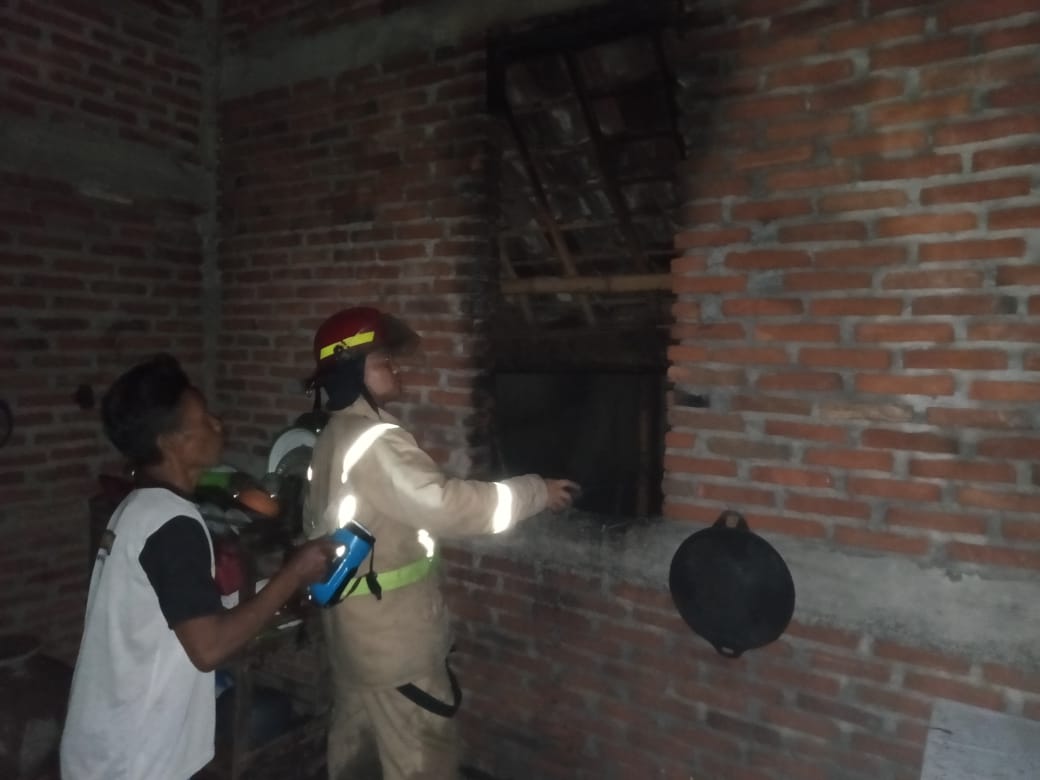 Lupa Matikan Kompor, Rumah di Desa Penganten Terbakar