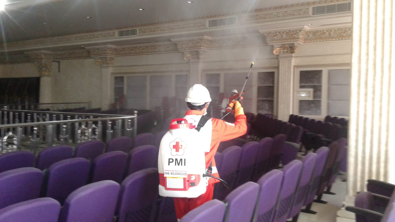 PMI Bojonegoro Lakukan Spraying Disinfektan di Gereja