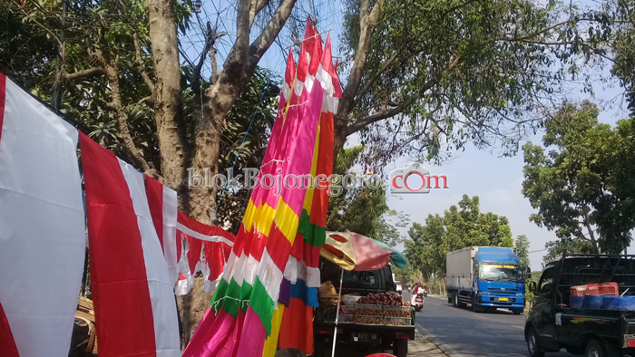 Penjual Umbul-umbul Mulai Menjamur
