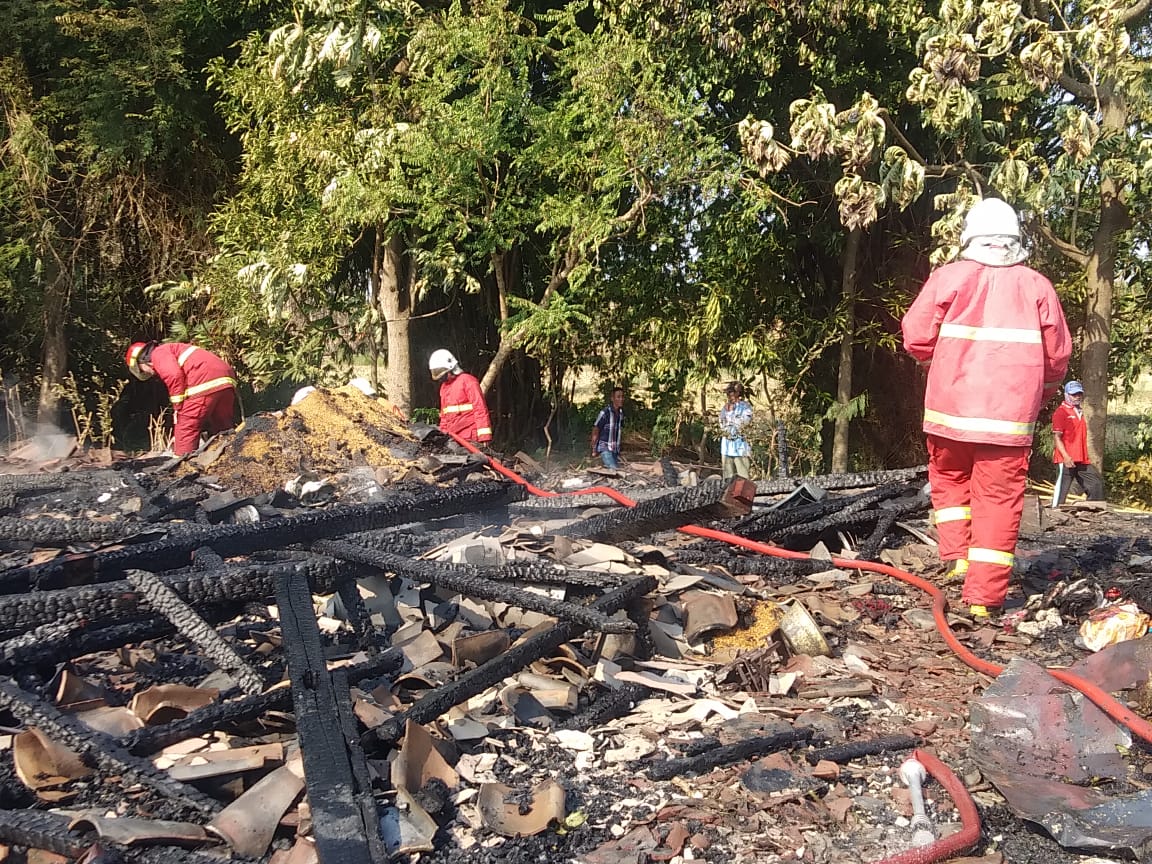 Diduga Korsleting Listrik, 2 Rumah di Desa Jono Terbakar