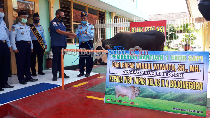 Wihadi Berikan Sapi ke Lapas Bojonegoro