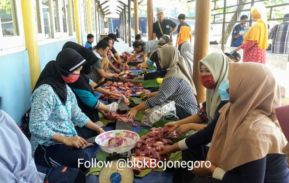 Dua Masjid Besar Bagi 3.300 Daging Kurban