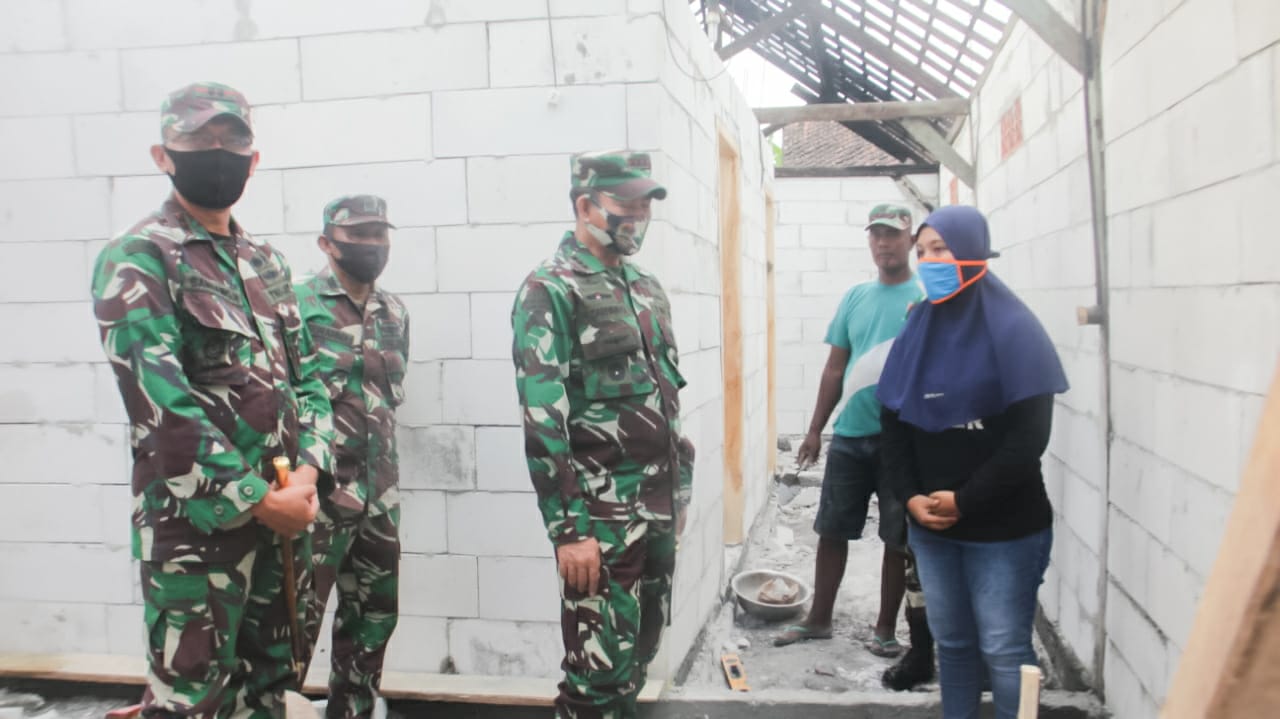Dandim Dampingi Danrem 082/CPYJ Tinjau Bedah Rumah HUT RI