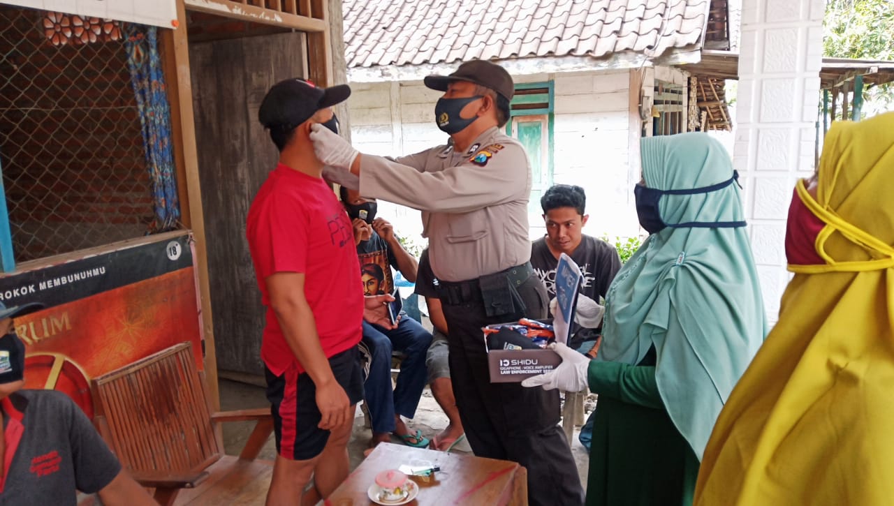 Kampanyekan Jatim Bermasker, Bhabinkamtibmas Bagi-Bagi Masker