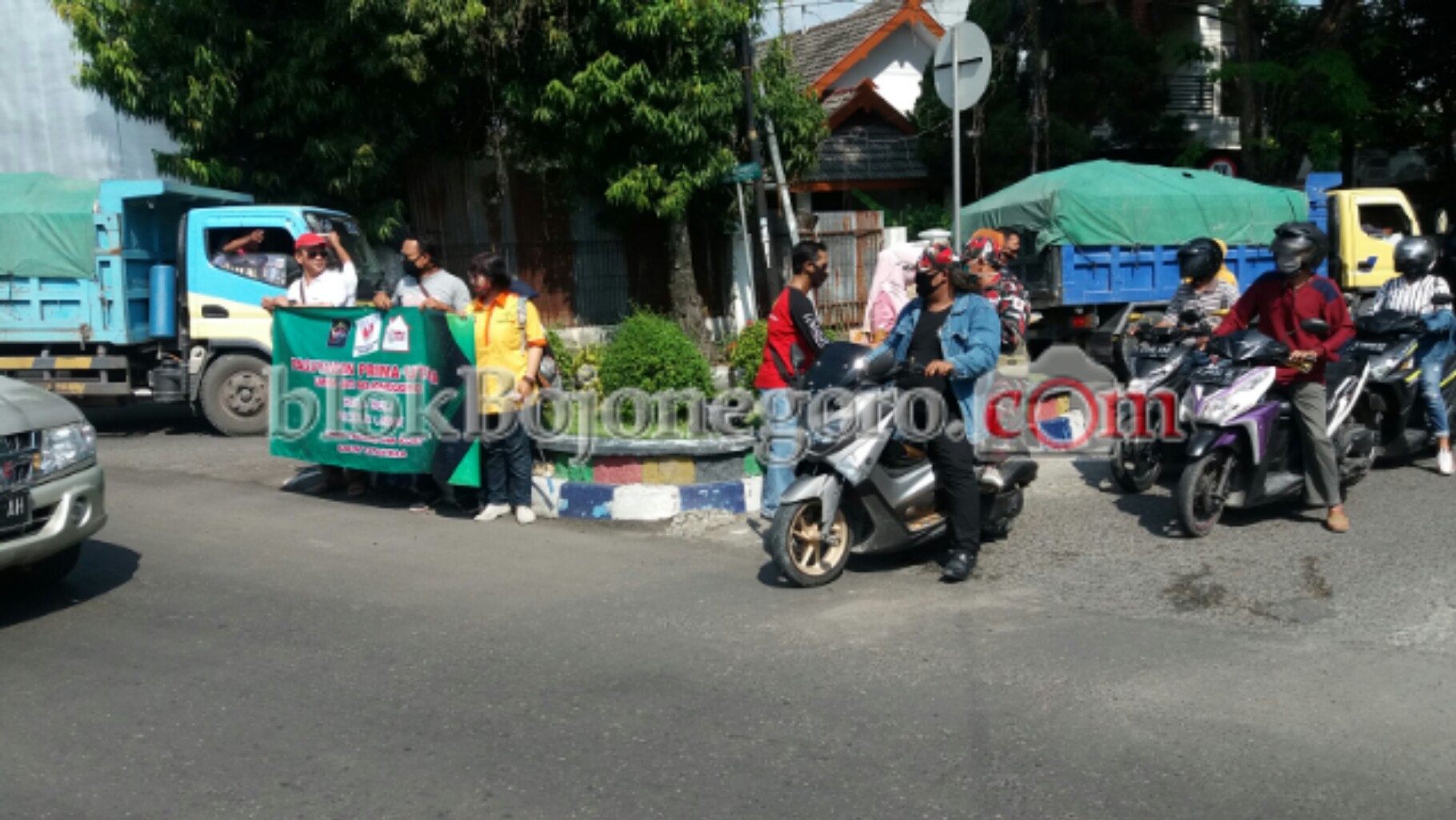 Turun ke Jalan, Pelaku UMKM Bagi Produk untuk Kenalkan ke Masyarakat