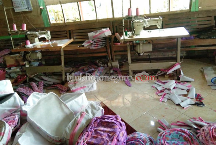 Warga Tambakrejo Kembangkan Usaha Pembuatan Tas Ransel