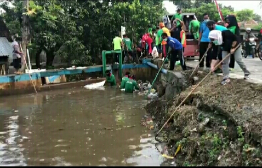 Bupati Bojonegoro Kerja Bakti Bersihkan Sampah Bersama Warga di Dander
