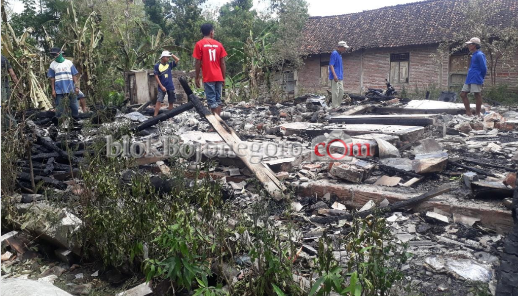 Diduga Korsleting Listrik, 2 Rumah Di Ngasem Terbakar