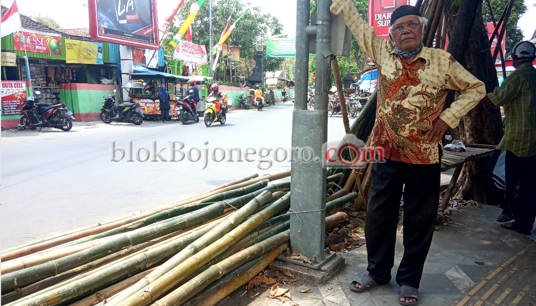 Penjualan Tiang Bambu di Barat Pasar Kota Mulai Sepi