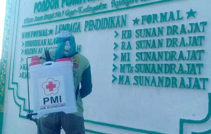 Ponpes Desa Geger Terima Alat Penyemprot Disinfektan dari PMI