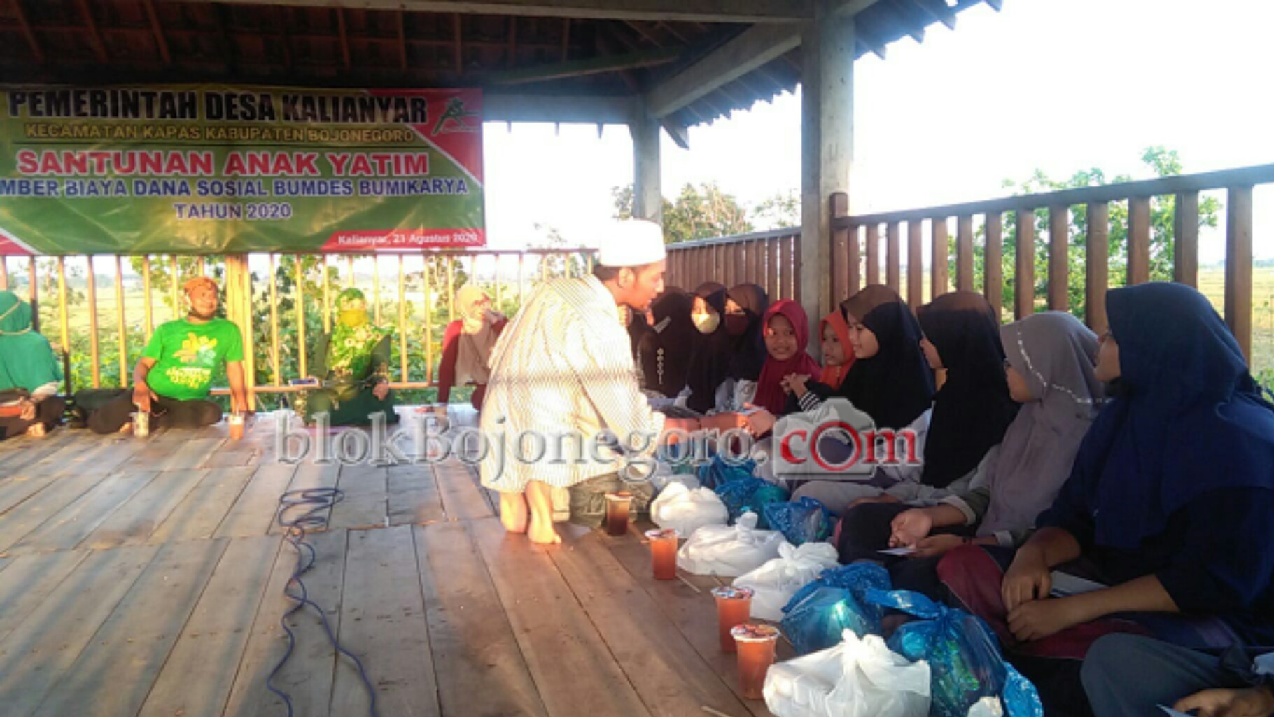 Pemdes dan BUMDes Kalianyar Santunan Anak Yatim