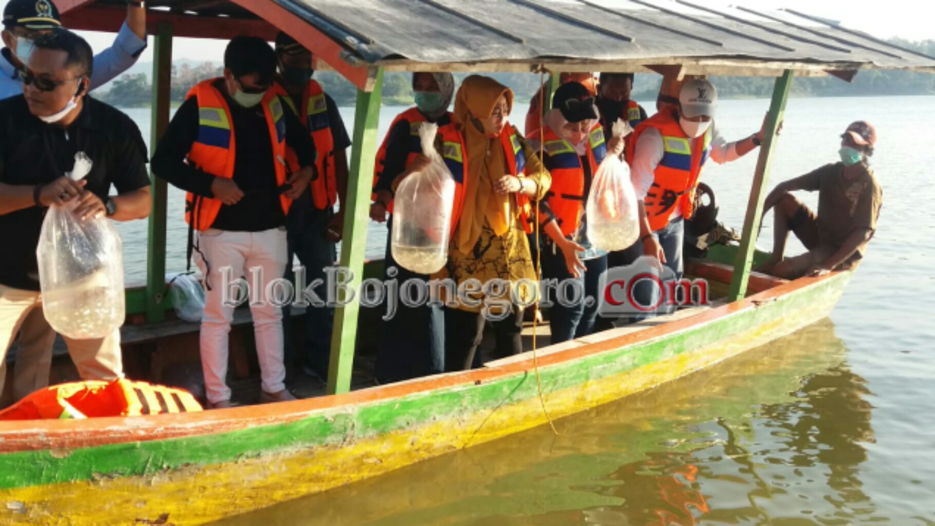 Bupati Kunjungi Waduk Pacal, Sebar 25 Ribu Ikan
