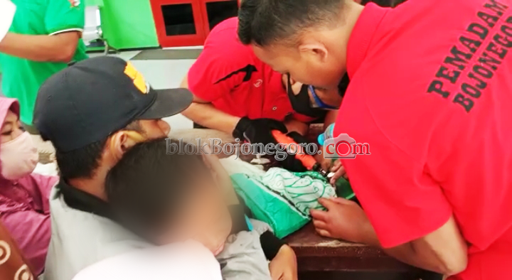 Iseng-iseng, Jari Terjepit Grendel Gerbang Masjid, Ortu Panggil Damkar