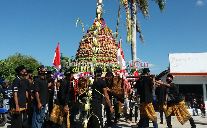 Desa Tanjungharjo Arak Gunungan Keliling Desa