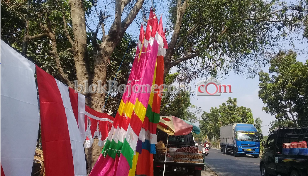 Sebulan, Penjual Umbul-umbul Raup Jutaan Rupiah