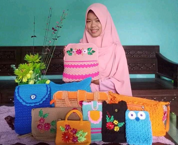 Wanita Asal Balen Ini, Produksi Pakaian hingga Sepatu Rajut