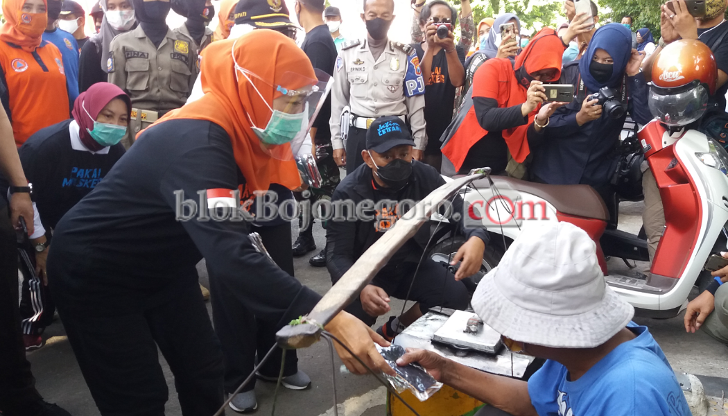 Sebelum Gowes, Gubernur Jatim Borong Pentol dan Rangin untuk Dibagikan