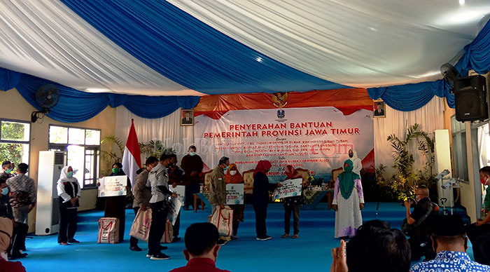 Khofifah Serahkan Ventilator untuk 2 Rumah Sakit Rujukan Covid