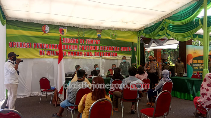 Bandel Tak Pakai Masker, Pengguna Jalan Disidang Tipiring di Tempat