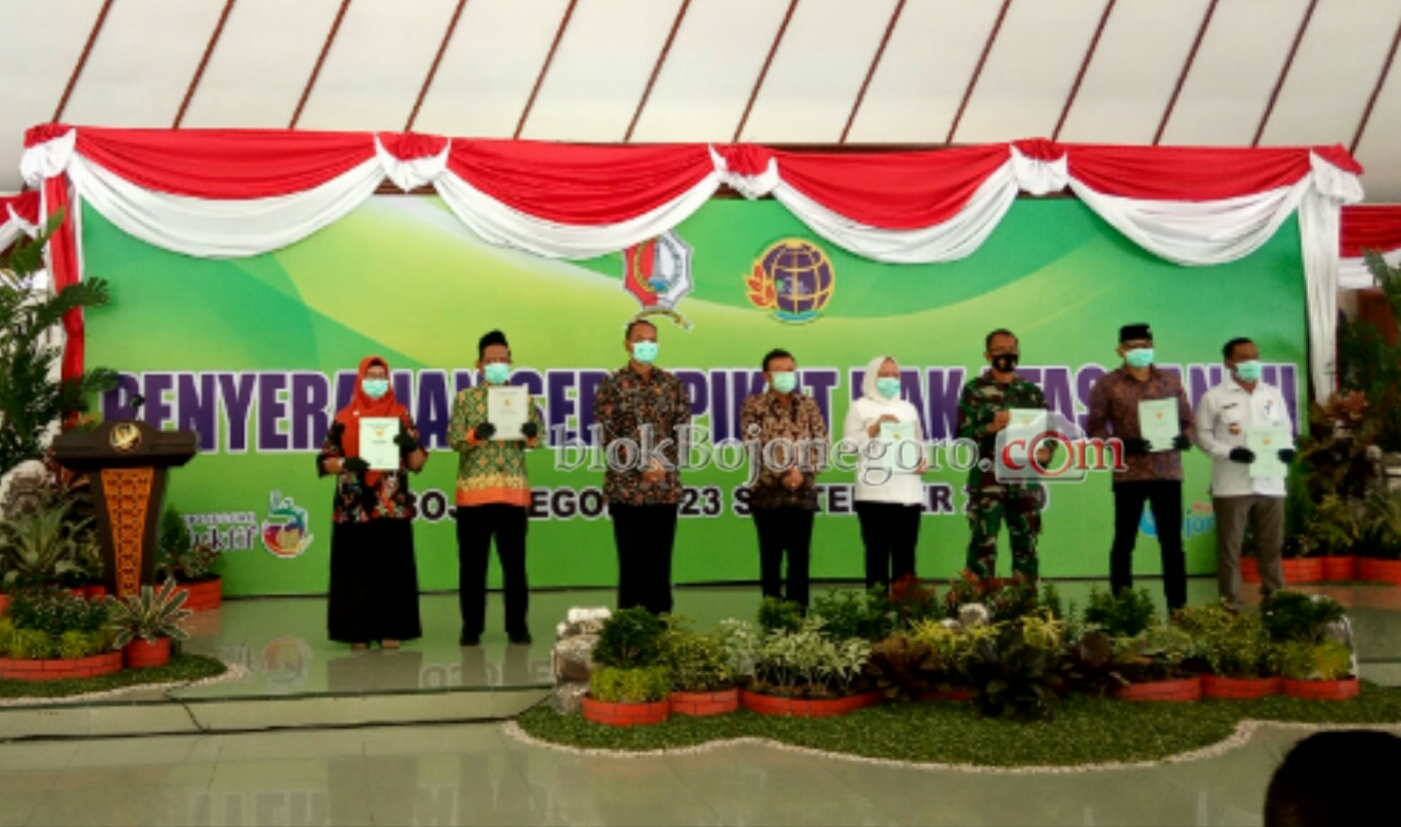 Bupati Bojonegoro Menyerahkan Sertifikat Hak Atas Tanah