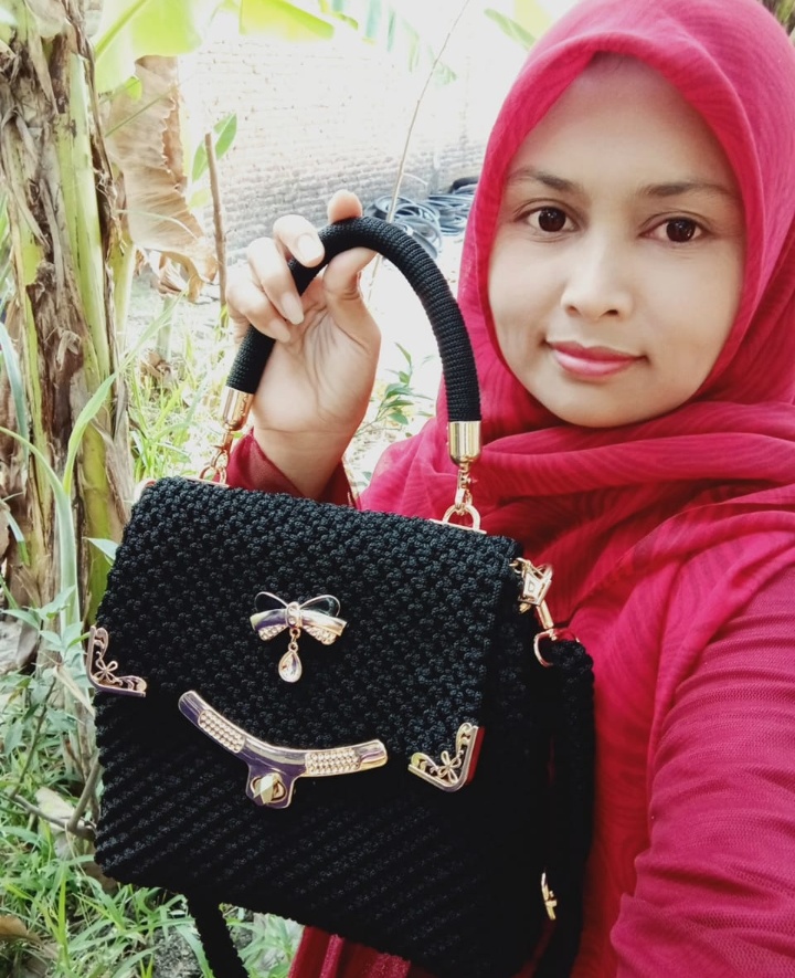 Wanita Asal Sumberrejo Ini Kreasikan Tas dari Talikur