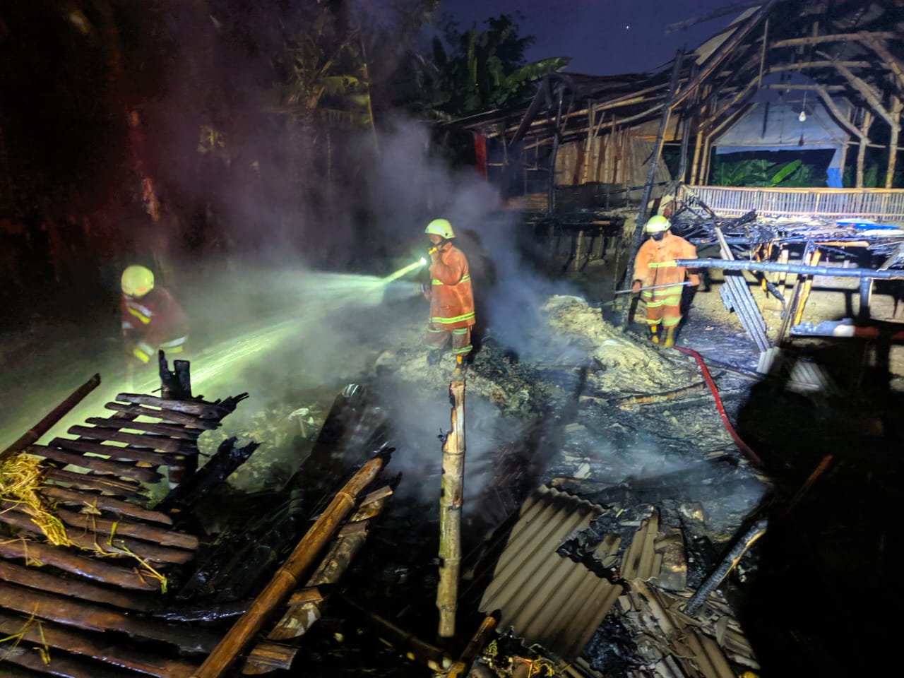 Kandang Hangus, 400 Bebek Terpanggang