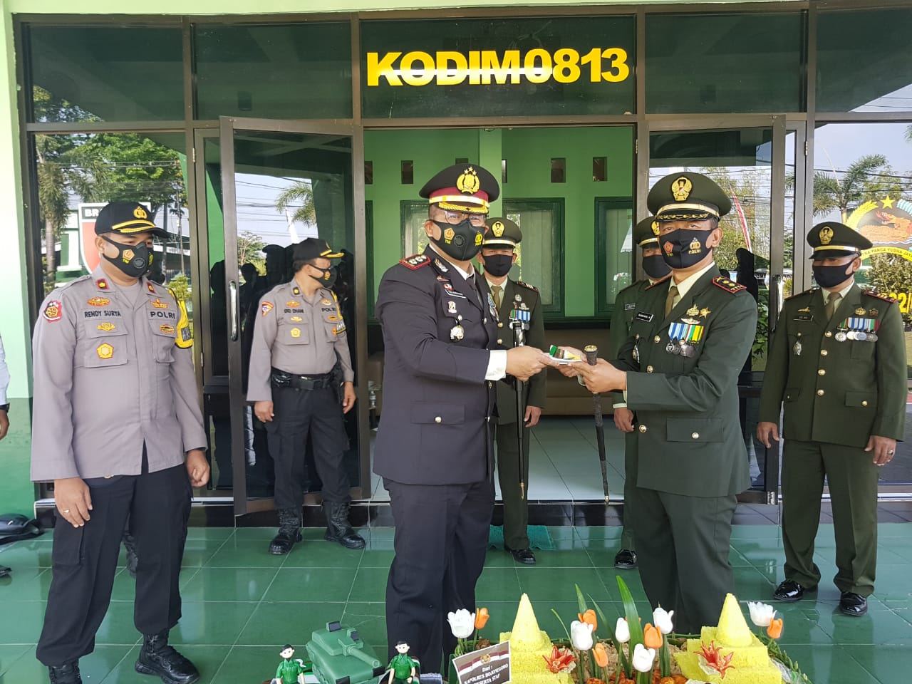 Jaga Soliditas Polisi di Bojonegoro Beri Kejutan Saat HUT TNI