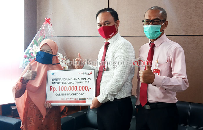 Bank Jatim Cabang Bojonegoro Serahkan Hadiah Undian Simpeda
