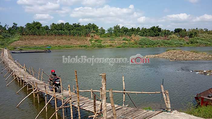 Musim Kemarau, Penambang Perahu Inisiatif Buat Jembatan Penyeberangan