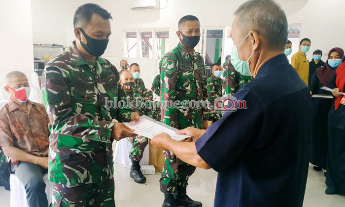 HUT TNI Ke-75, 17 Personel Kodim 0813 Dapat Penghargaan dari PMI Bojonegoro