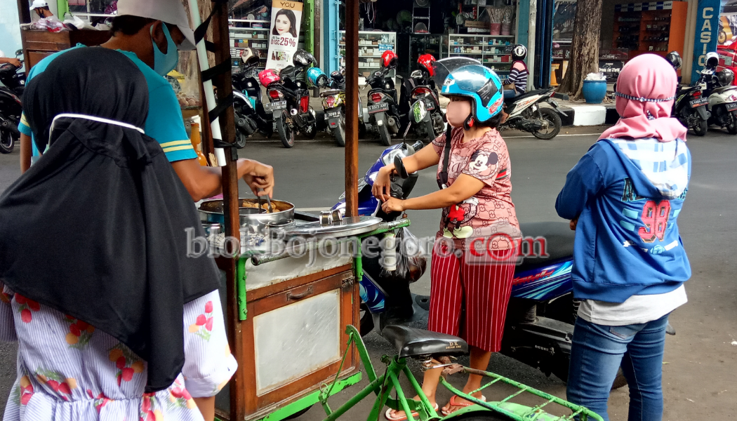 Pedagang dan Pengguna Jalan di Bojonegoro Mulai Tertib Pakai Masker