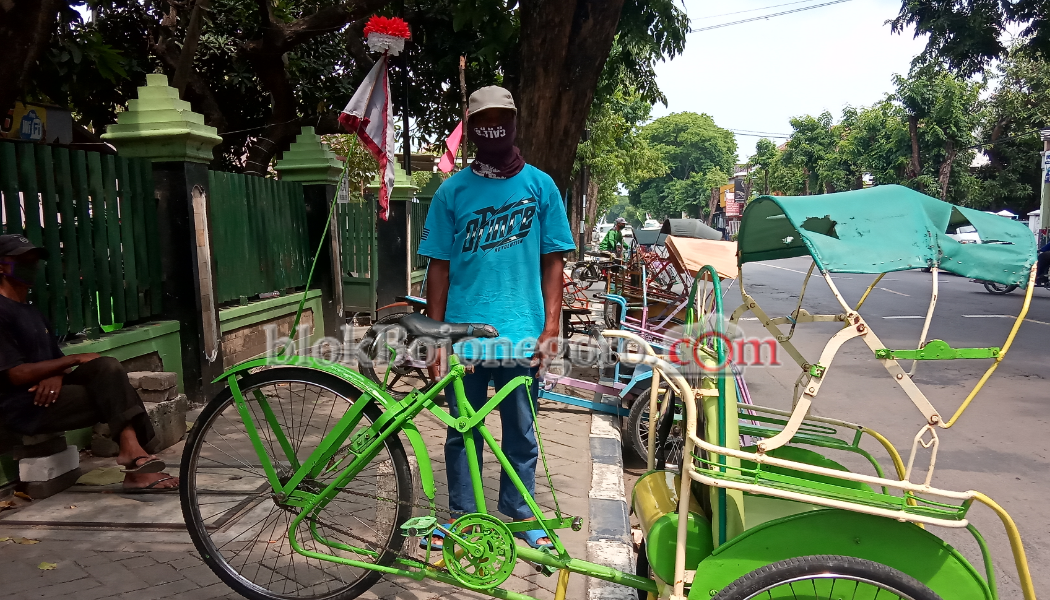 Mangkal di Jalan, Tukang Becak Patuhi Protokol Kesehatan