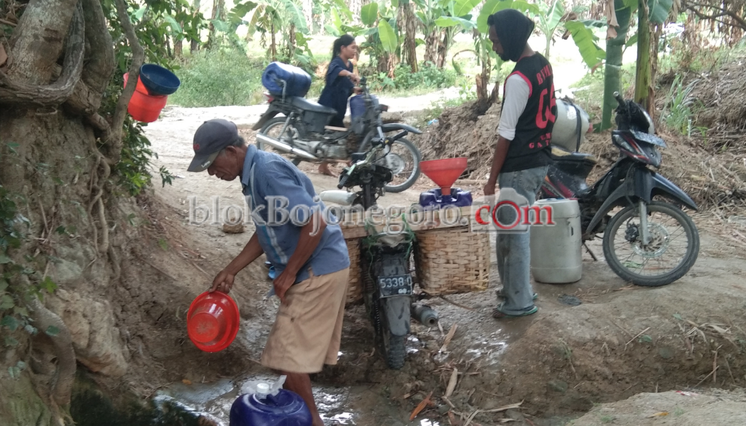 Warga Nglampin Rela Antre Berjam-jam Demi Air Bersih