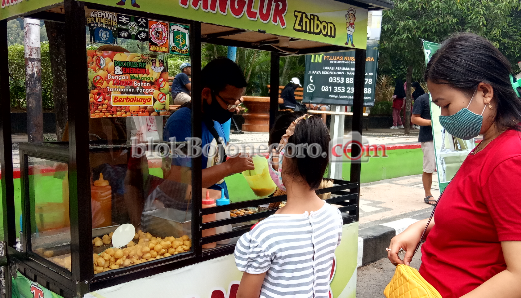 Pengunjung dan Pedagang Taat Prokes di CFD