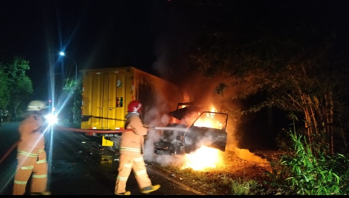 Kecelakaan, Pick Up Terbakar, Lima Orang Luka-Luka