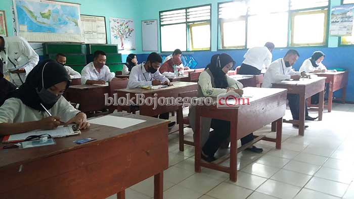 463 Peserta Tes Ujian Berebut 23 Lowongan Perades di Kecamatan Dander