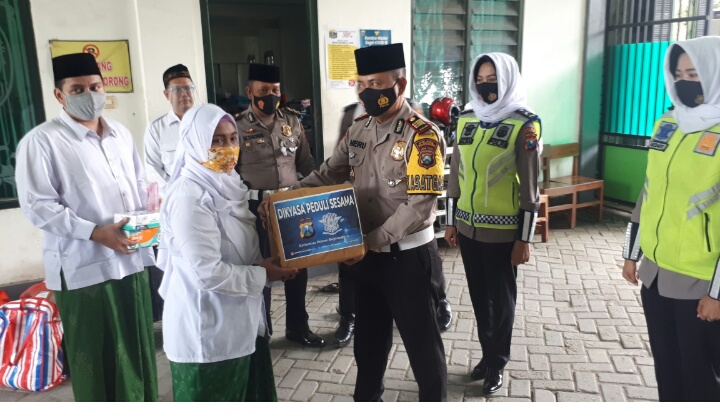 Peringati HSN, Satlantas Polres Dukung Prokes di Pondok Pesantren