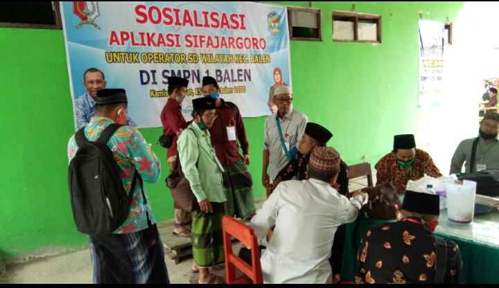 Peringati Hari Santri, Panitia Ujian Perangkat Desa Pakai Sarung dan Peci