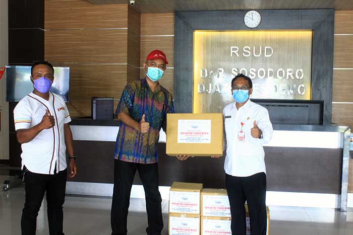 AMSI-EMCL Serahkan APD di RSUD Dr. R Sosodoro Djatikoesoemo Bojonegoro
