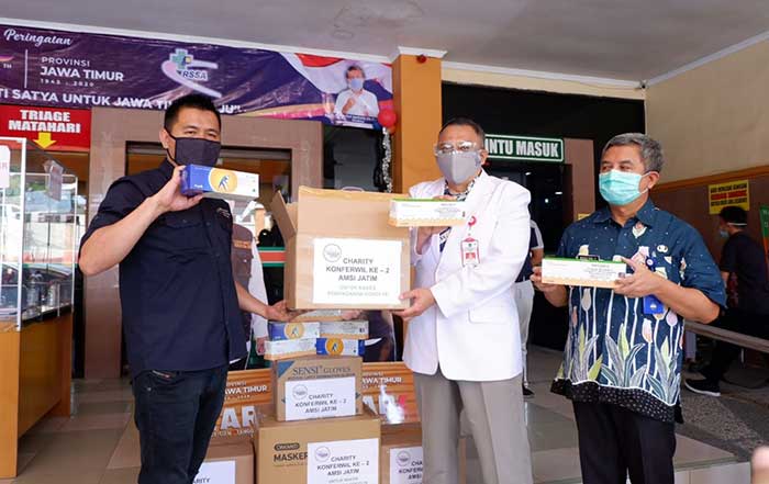 AMSI Jatim Salurkan Vitamin dan APD untuk Nakes RSSA Malang