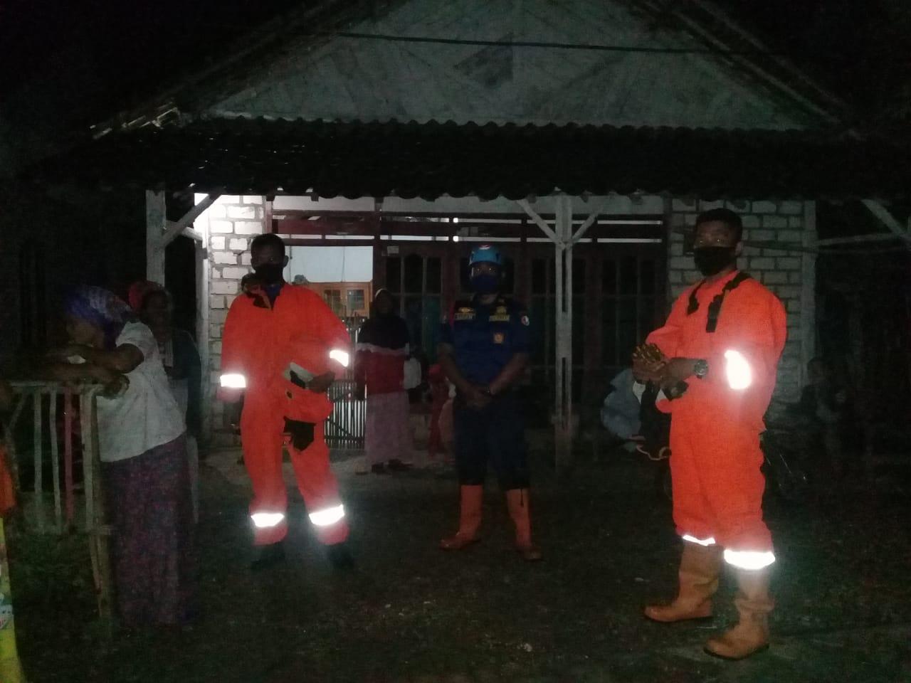 Sehari Damkar Evakuasi 2 Sarang Lebah dan 1 Ekor Biawak